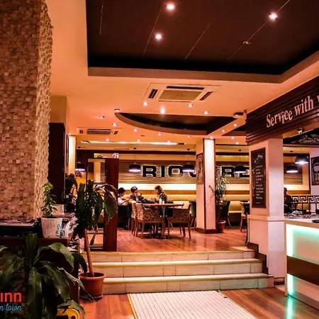 Premium & Restaurant Shopping Street Location ! 3*