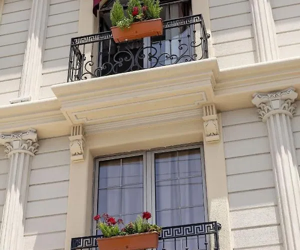 Premium & Restaurant Shopping Street Location ! Hotel 3*